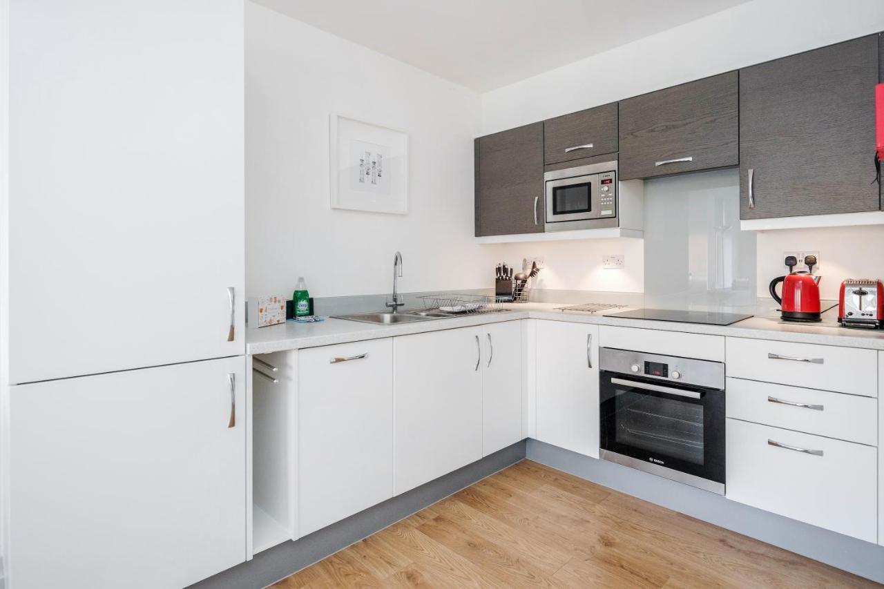 Roomspace Serviced Apartments - Swan House Leatherhead Exterior foto